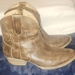 Circle G Women's Embroidered Tobacco Fashion Bootie Distressed Brown